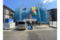 【外観】【現地全景】基礎がおわり、建物の骨組みとなる柱や梁ができて行きます。その後はいよいよ内装工事です！