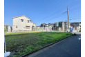 【外観】【現地全景】更地の状況でも現地を見ることで分かる事が沢山あります。隣地との境界や陽当りはもちろん、建物の位置が決まっていれば駐車場の広さやお庭の広さも実感して頂けます。