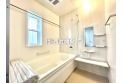 【風呂】お風呂場は浴室乾燥機付きで換気にも優れる小窓付きです