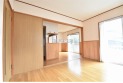 【居間】LDK＋隣接洋室、間仕切りを開放すれば計16帖の広々空間に！