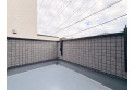 【バルコニー】【Balcony】思わず深く深呼吸をしたくなる心地の良い眺望はこのスペースの自慢です。優しい風はもちろん日常の洗濯場所としても二刀流の大活躍ですね。