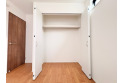 【収納】【収納】各部屋にはクローゼットを完備しています！収納が多いお家はすっきりして快適空間です。