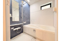 【風呂】【Bathroom】一日の疲れを癒してくれる場所ですので、空間自体も落ち着きのあるカラーで纏めて、全体的にゆったりとした雰囲気を演出しております。お子様と一緒に入浴頂ける十分な広さもございます。