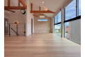 【居間】【Livingroom】明るく開放的な空間広がるLDK。室内には陽光が注ぎ込み、爽やかな住空間を演出。ゲストと一緒に料理を楽しみながらホームパーティーで楽しい時間を過ごせそうですね。