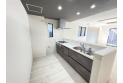 【キッチン】【Kitchen】ご家族みんなで調理ができる位のスペースを実現したキッチン空間となっております。みんなで作ったお料理を召し上がりながらの会話は、どのような物になるでしょう。