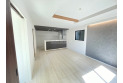 【居間】【Livingroom】明るく開放的な空間広がるLDK。室内には陽光が注ぎ込み、爽やかな住空間を演出。ゲストと一緒に料理を楽しみながらホームパーティーで楽しい時間を過ごせそうですね。
