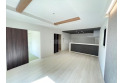 【居間】【Livingroom】家族みんなが爽やかに健やかにすごせるように、溢れる光をたっぷり取り込んだリビングダイニング。集いの場、憩いの場としての快適性を求めた安らぎスぺ―スです。