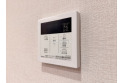【設備】お風呂場と台所に操作リモコンがあり、キッチン近くにある給湯リモコンは、お料理の最中でもリビングで寛いでいるなかでもボタン一つで簡単に沸かせて便利ですね。