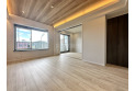 【居間】■LDK【12帖】
シンプルだからこそ、あなた好みの住空間に染めやすいかと思います！ダイニングスペースとリビングスペースがしっかり確立しています