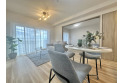 【居間】新規フルリフォーム済みなので新築のようにきれいです！！数多くのダウンライトがリビングの高級感を演出/家具、装飾品等は価格に含まれません。/室内（2026年09月）撮影