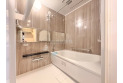 【風呂】【Bathroom】一日の疲れを癒してくれる場所ですので、空間自体も落ち着きのあるカラーで纏めて、全体的にゆったりとした雰囲気を演出しております。お子様と一緒に入浴頂ける十分な広さもございます。