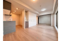 【居間】【Livingroom】
新規フルリフォーム済みなので新築のようにきれいです！！数多くのダウンライトがリビングの高級感を演出 　 室内（2026年10月）撮影