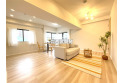 【居間】【Livingroom】明るく開放的な空間広がるLDK。室内には陽光が注ぎ込み、爽やかな住空間を演出。ゲストと一緒に料理を楽しみながらホームパーティーで楽しい時間を過ごせそうですね。
