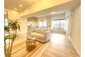 【居間】【Livingroom】新規フルリフォーム済みなので新築のようにきれいです！！数多くのダウンライトがリビングの高級感を演出 ※家具、装飾品等は価格に含まれません。 室内（2026年08月）撮影