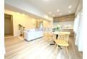 【居間】【Livingroom】新規フルリフォーム済みなので新築のようにきれいです！！数多くのダウンライトがリビングの高級感を演出 ※家具、装飾品等は価格に含まれません。 室内（2026年08月）撮影