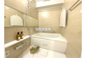 【風呂】【Bathroom】一日の疲れを癒してくれる場所ですので、空間自体も落ち着きのあるカラーで纏めて、全体的にゆったりとした雰囲気を演出しております。お子様と一緒に入浴頂ける十分な広さもございます。