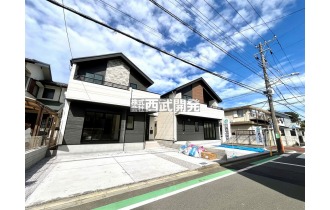 【外観】南道路に面した住宅は陽当たり良好です。暖かい陽光に包まれた快適な暮らしを始めませんか。（現地全景）