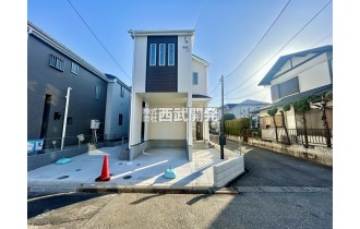 【外観】3連窓がお洒落な新築一戸建てです。