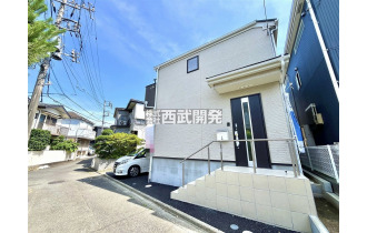 【外観】白と黒のメリハリのある外観仕様です。
