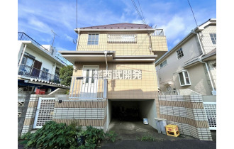 【外観】閑静な低層住宅地に佇む中古一戸建てです。