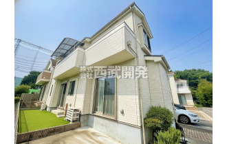 【外観】陽光に照らされて輝く素敵な邸宅。陽当たり良好です！！