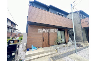【外観】陽光に照らされて輝く素敵な邸宅。陽当たり良好です！