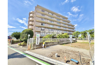 【外観】徒歩2分の場所にスーパーがあり、生活のしやすい立地となっております。