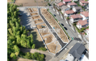 【外観】航空写真（販売現地全景）
全14棟の開発分譲現場で全棟長期優良住宅の認定あり。
整った街並みの中で新しい生活を始めてみてはいかがでしょう。