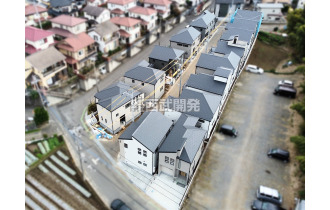 【外観】航空写真（販売現地全景）
全14棟の開発分譲現場で全棟長期優良住宅の認定あり。
整った街並みの中で新しい生活を始めてみてはいかがでしょう。