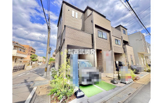 【外観】角地で開放的な佇まい　現地全景