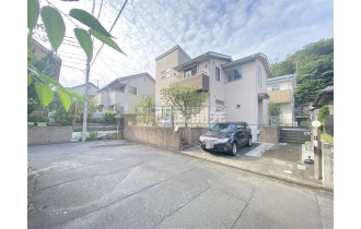 【外観】静かな住宅街で、車通りの少ない落ち着いた立地です。