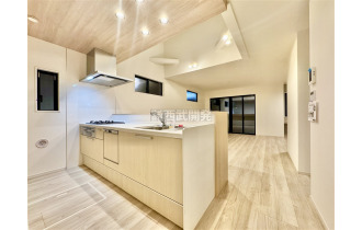 【キッチン】対面キッチンを採用、お料理しながら会話に参加できます