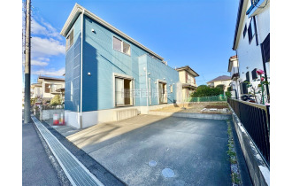 【外観】広々としたカースペース並列２台（車種による）