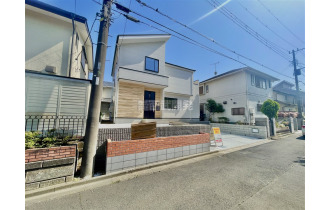 【外観】カースペース２台のゆったりとした敷地