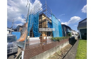 【外観】【現地全景】今しか見れない構造部分！地震にも耐えられるように一生懸命建築中です。