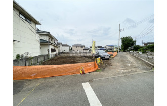 【外観】【現地全景】建築前の更地の状況でも、その土地を実際にご覧いただくことをオススメしています。建物が建つ前の状況を写真に収めておくのはいかがでしょうか。