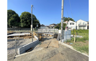 【外観】【現地全景】最近はベタ基礎が主流です。地面から上がってくる湿気を防ぎ、シロアリも侵入しにくくなっております。
