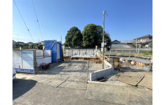【外観】【現地全景】しっかり基礎を固めている最中です。家を支えてくれる基礎は、まさに縁の下の力もちなんです！