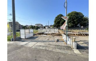 【外観】【現地全景】最近はベタ基礎が主流です。地面から上がってくる湿気を防ぎ、シロアリも侵入しにくくなっております。