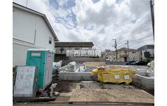 【外観】【現地全景】しっかり基礎を固めている最中です。家を支えてくれる基礎は、まさに縁の下の力もちなんです！
