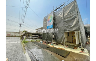 【外観】【現地全景】基礎がおわり、建物の骨組みとなる柱や梁ができて行きます。その後はいよいよ内装工事です！