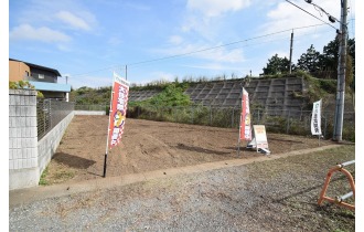 【外観】南側歩道付きの９ｍ道路のため陽当たり良好です。