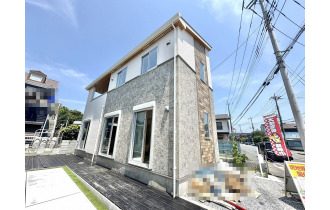 【外観】カースペース2台付　南側の庭で家庭菜園やBBQが楽しめます