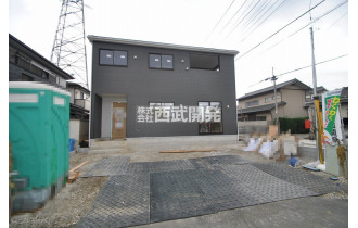 【外観】並列3台駐車可能なカースペース　角地につき解放感、陽当り良好な立地