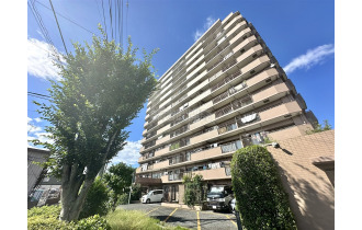 【外観】近くにはスーパー、コンビニ、ドラックストア、飲食店が多数点在しており住環境大変良好です/是非、ご見学ください/現地（2026年09月）撮影