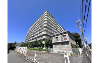 【外観】214戸のビックコミュニティ！周辺にはスーパー、コンビニ、ドラックストアなどが点在しており住環境大変良好です 是非、ご見学ください 。